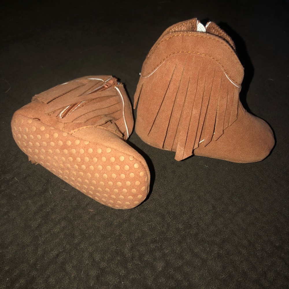 Infant fringe boots